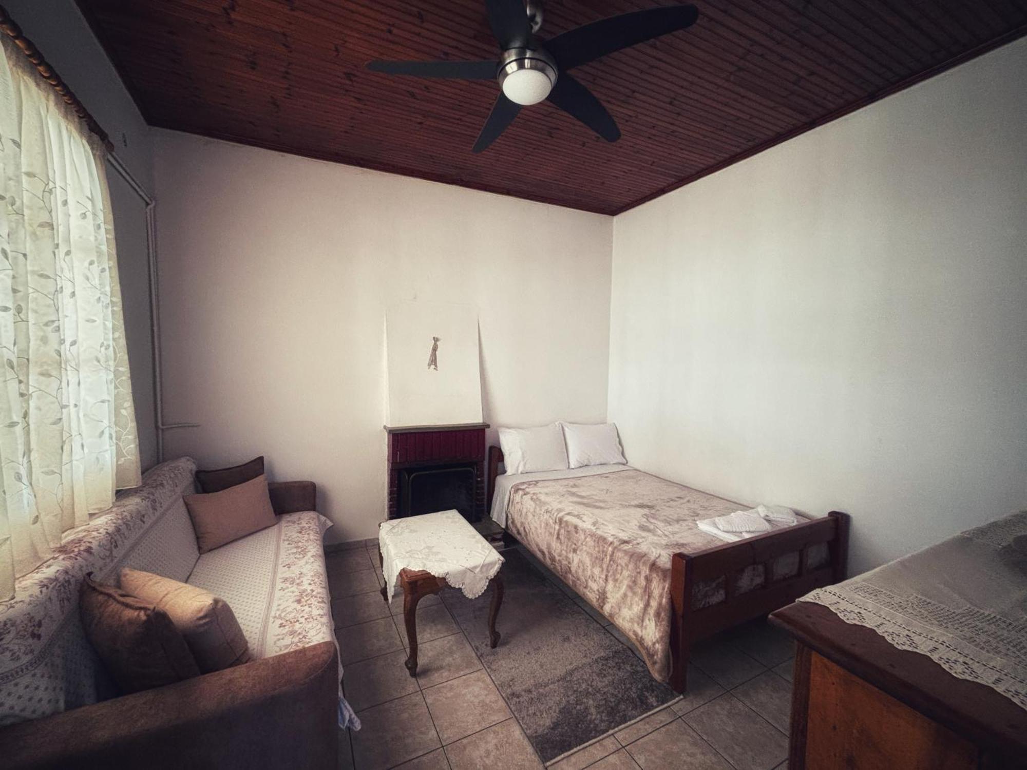 Georgaras Accommodation Platanoussa Eksteriør billede